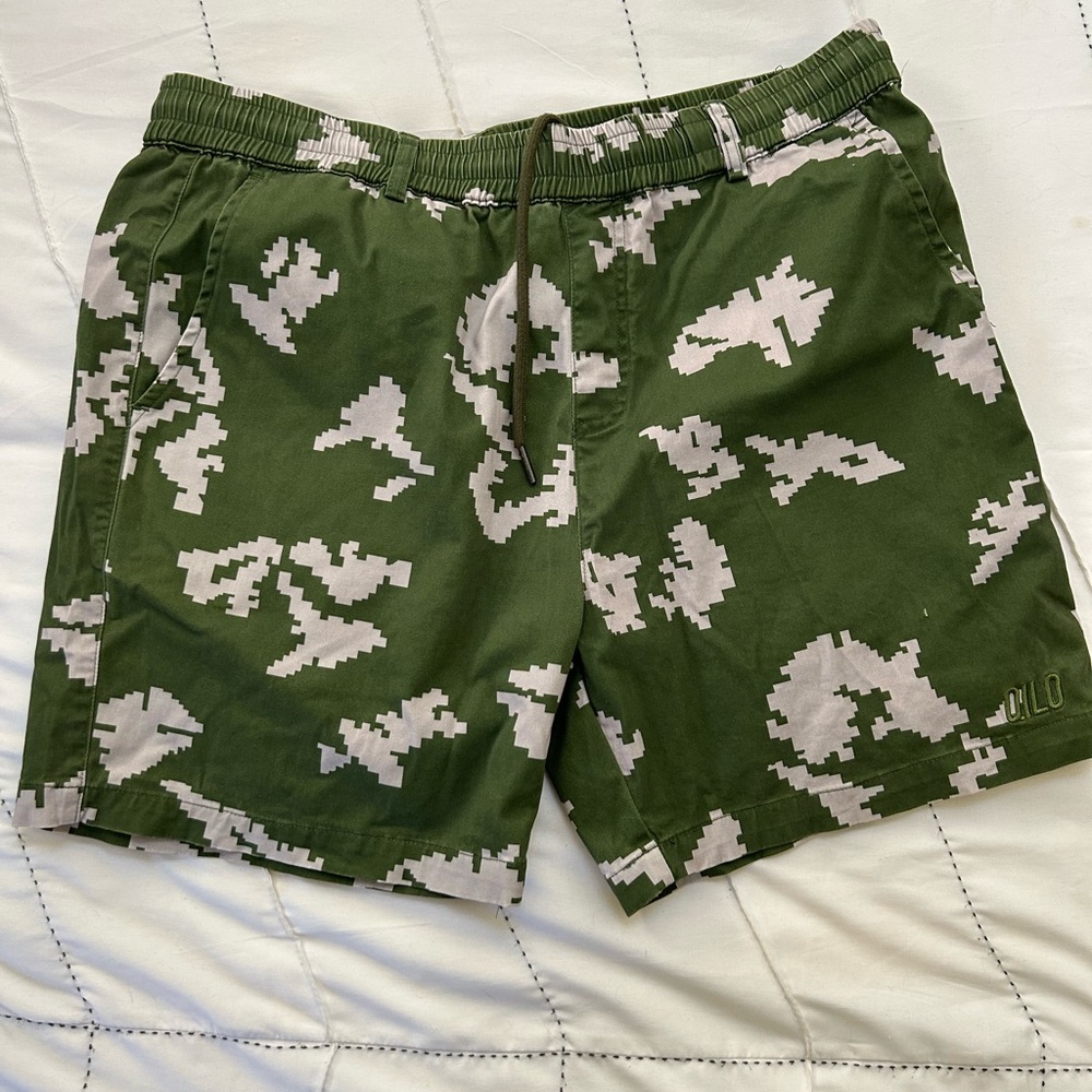 Qilo shorts camo with belt loops.